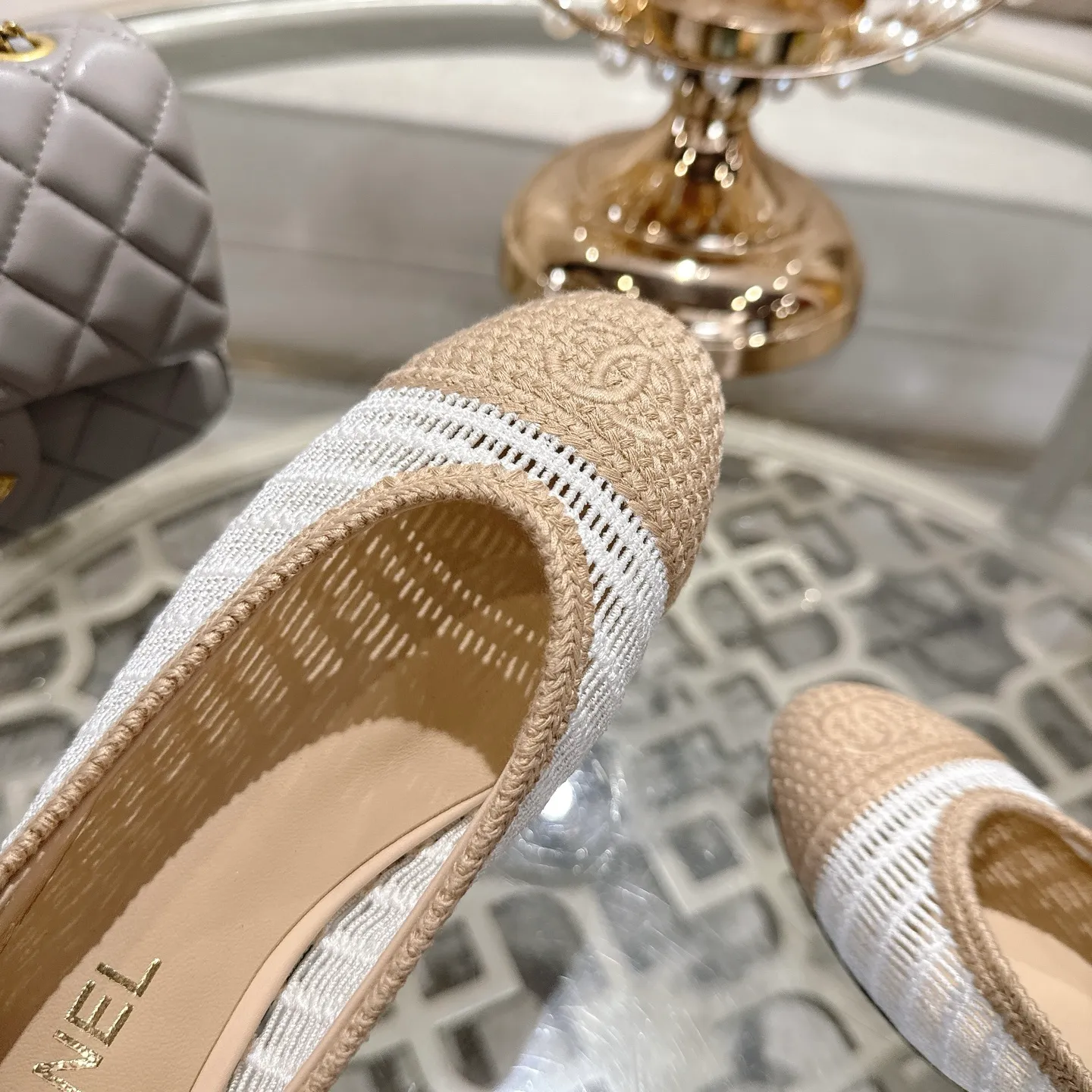 💕💕Factory direct selling price p540💕💕 Chanel 25SS finally releases woven ballet shoes‼ ️ Shoes worthy of their own article, I have to say that they are finally waiting for you! So elegant and chill. Wear it in the summer to enjoy the breeze and walk on the street. Round square toe design. Cute and cute~ The appearance is super online. When you wear it, you will feel like a wealthy daughter. I thought it was good-looking. Only when I put it on my feet do I know how easy it is to wear~ Upper: Exclusive custom-made mesh (comfortable and breathable) Foot pad: Sheepskin Outsole: Genuine leather sole imported from Italy Size: 35-39 (customized at 40.41.42)